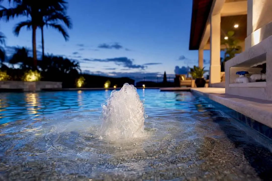 Pool bubbler operating on a tanning ledge