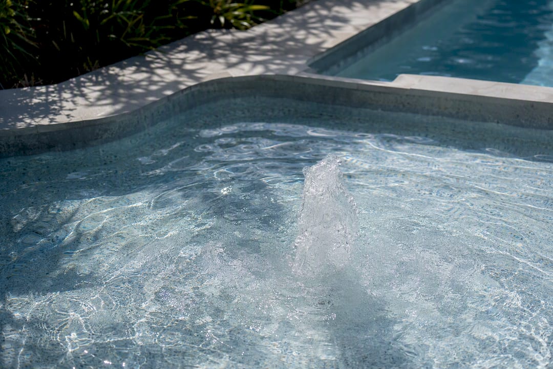 Bubbler water feature on shallow pool shelf